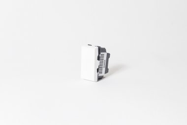 Фотография товара 'Spl 200004 Выключатель одноклавишный 22,5х45 белый, с безвинтовым зажимом'