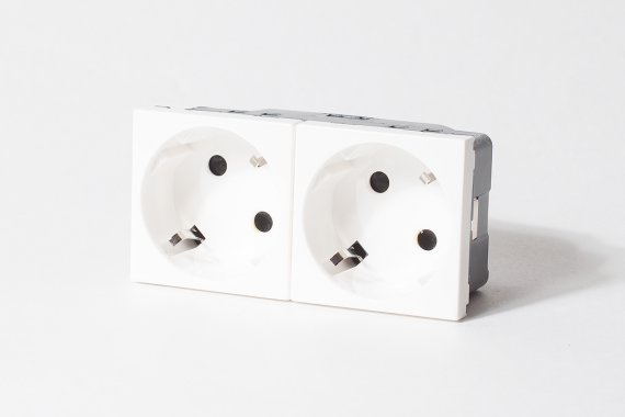 Фотография товара 'Spl 200003 Розетка электрическая 2х2К+З со шторками, с безвинтовым зажимом'